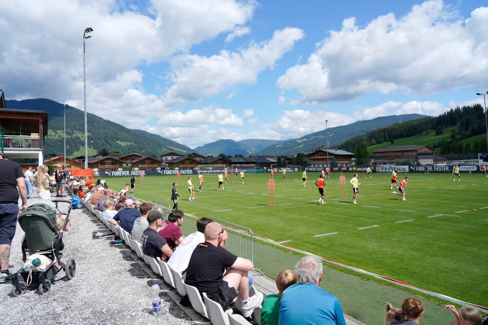 Einige Fans tummeln sich am Gelände des USC Flachau, um die Trainingseinheiten der Kiezkicker zu verfolgen.