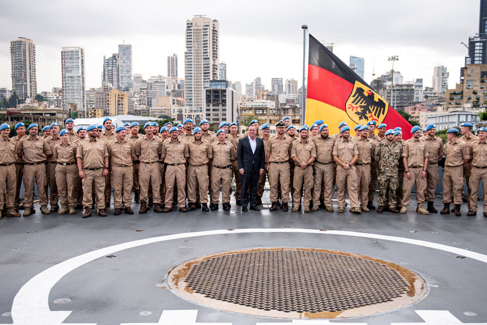 Verteidigungsminister Boris Pistorius (M., 63) steht bei seinem Besuch im Libanon an Deck der Korvette "Oldenburg" der Deutschen Marine, die ein Beitrag zur UN-Mission Unifil ist.