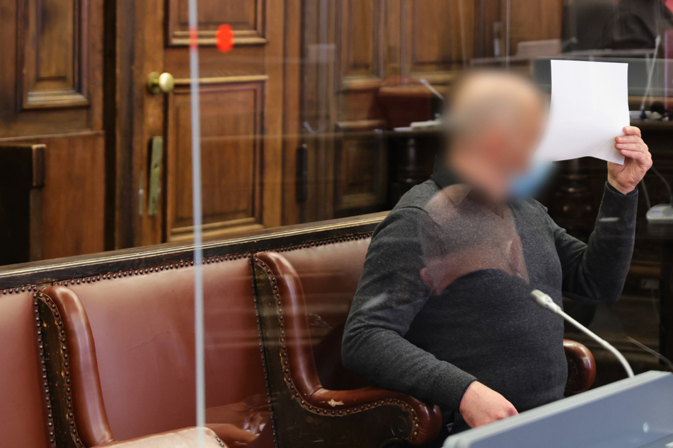Der 46-jährige Angeklagte wurde wegen Mordes und anderer Verbrechen zu einer lebenslangen Haftstrafe verurteilt.