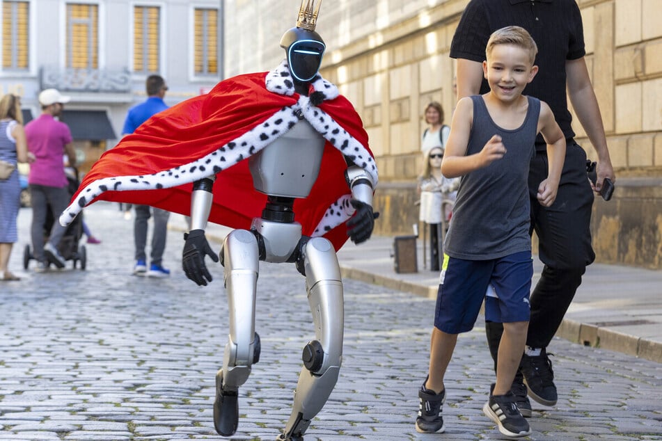 Ludwig II. von Robotollern besucht Dresden - und liefert sich ein Wettrennen mit Lijan (9).