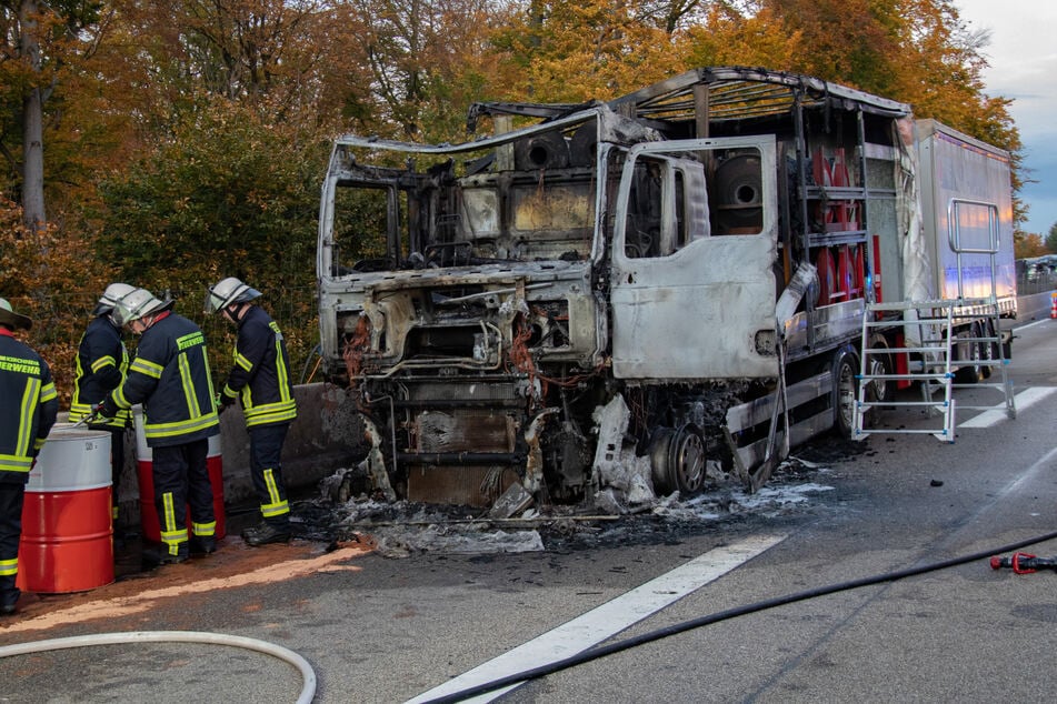 Das Feuer hatte vom Fahrerhaus auf die komplette Zugmaschine übergegriffen.