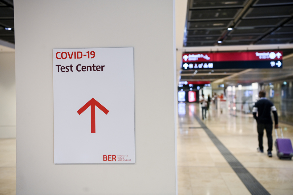 Für Flugreisende gilt die Corona-Testpflicht ohnehin schon länger, künftig sollen aber auch Auto-, Schiff- und Bahnreisende getestet werden.