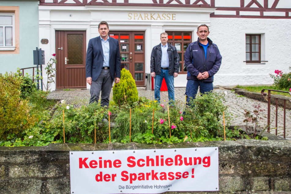 Kämpfen um den Sparkassen-Standort in Hohnstein: Bürgermeister Daniel Brade (40, SPD, v.l.), Gastronom Hendrik Lehmann (50) und Ingo Karsch von der örtlichen Bürgerinitiative.