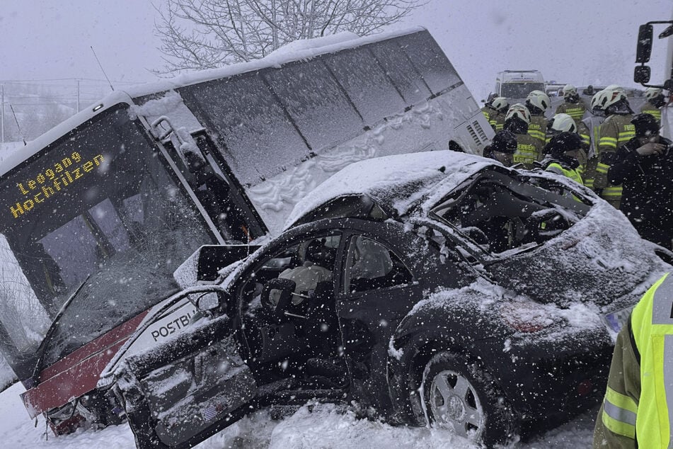Schwerer Unfall bei Winter-Wetter: Nur der Busfahrer überlebt