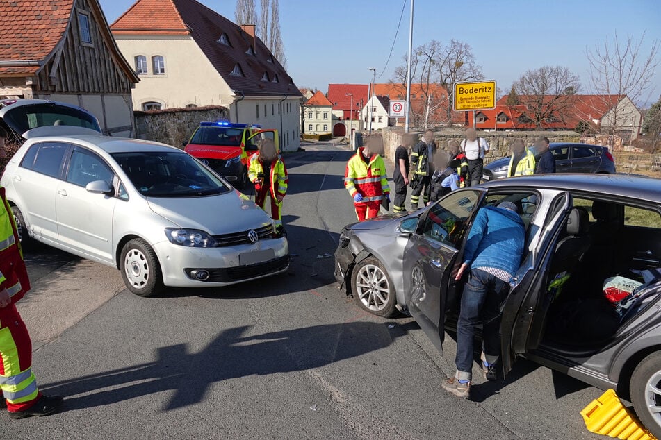 Im Zuge des Unfalls wurden beide Fahrer verletzt.