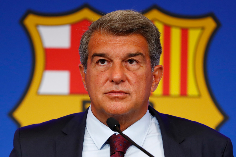 Auf ihm lastet der Druck. Barca-Präsident Joan Laporta (60) muss dringend eine Lösung finden, um Robert Lewandowski (33, nicht im Bild) für den Ligabetrieb registrieren zu können.