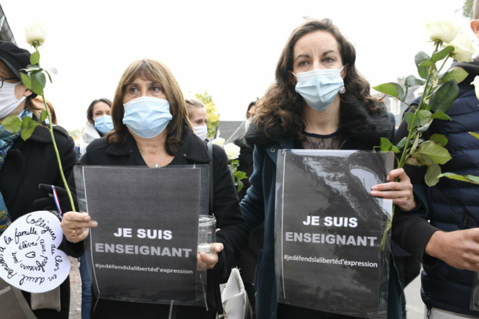 Nach Lehrer-Mord in Paris: Schülervater hetzte gegen ihn, Tausende demonstrieren