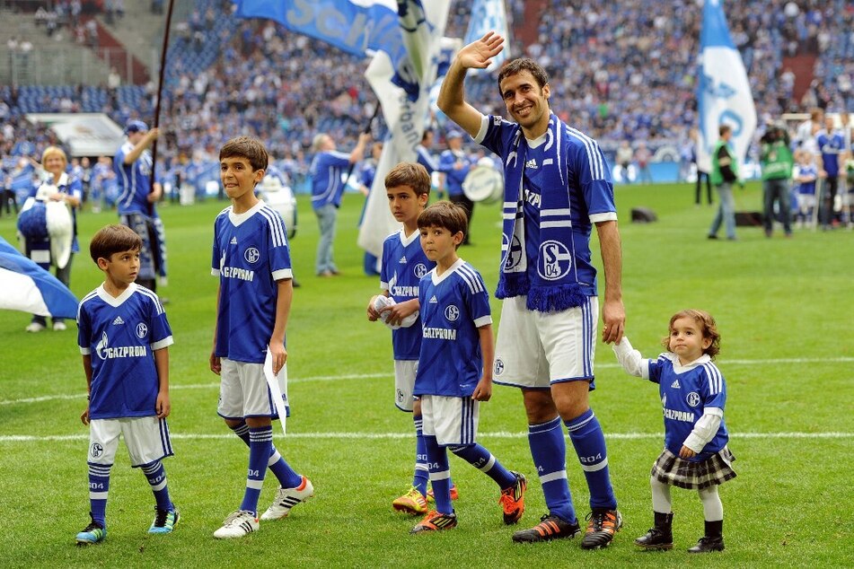 Erinnerung an goldene Zeiten: Fußball-Star Raúl (heute 46) verabschiedet sich im Rahmen seines letzten Heimspiels für Schalke 04 von den Fans. An seiner Seite sind seine Kinder.