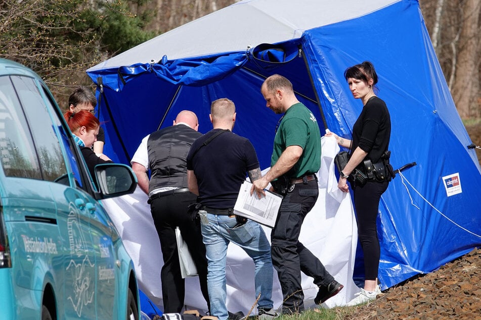 Um den Fundort wurde ein blaues Zelt aufgespannt.