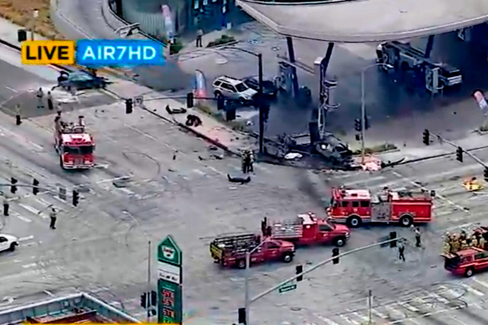 Diese Luftaufnahme aus einem von Videostandbild von KABC-TV zeigt Einsatzkräfte am Unfallort im Vorort Windsor Hills in Los Angeles.