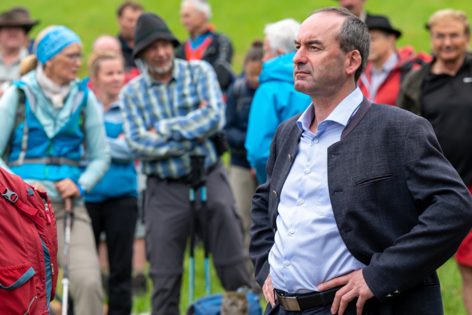 Hubert Aiwanger (50, Freie Wähler), stellvertretender Ministerpräsident und Staatsminister für Wirtschaft, Landentwicklung und Energie, nimmt an der Hauptalmbegehung teil.