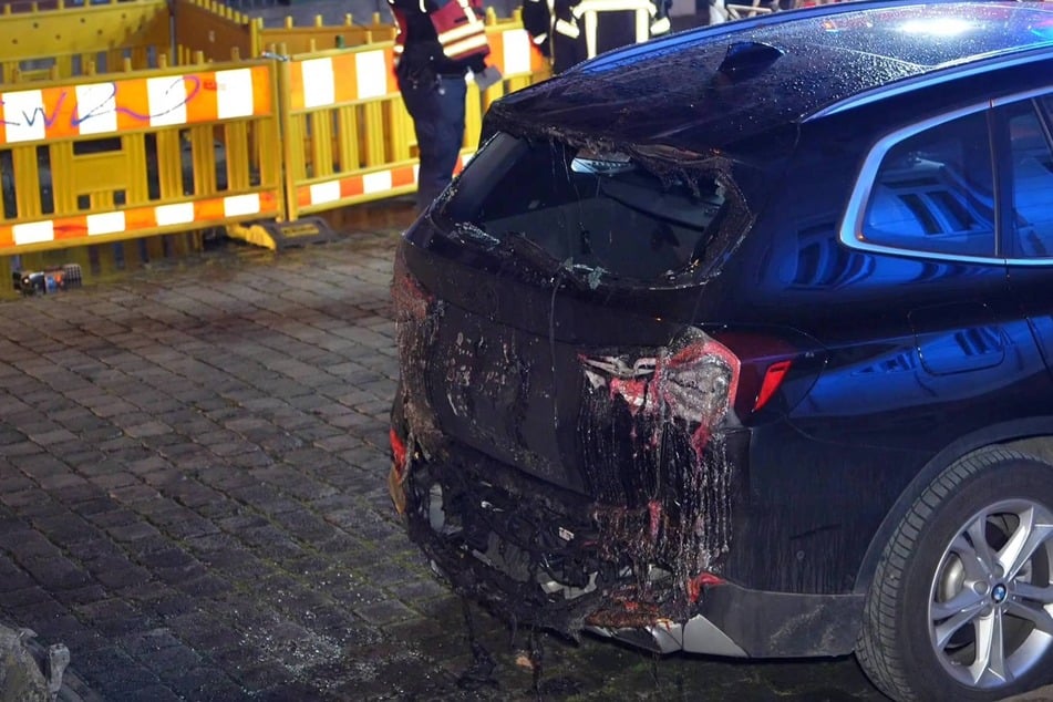 Ein Auto, das vor dem Transporter parkte, wurde durch die Flammen stark beschädigt.