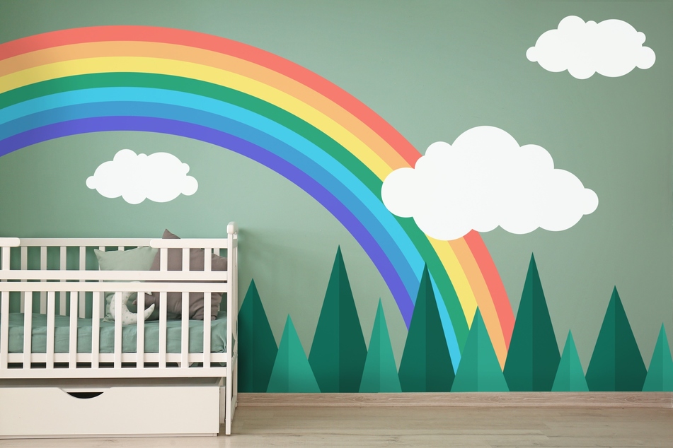 Wer künstlerisch begabt ist, kann die Kinderzimmer-Wände selbst bemalen. Für alle anderen gibt es ebenso schöne Tapeten und Wandtattoos.