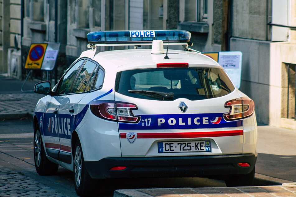 Die französische Polizei nahm mit drei Einsatzwagen die Verfolgung auf. (Symbolbild)