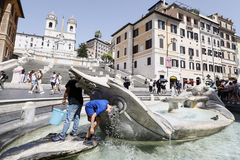 Wenn schon Spanische Treppe bei der Hitze, dann wenigstens mit Abkühlung: Einige Touristen stürzten sich ins kühle Nass des "Fontana della Barcaccia".