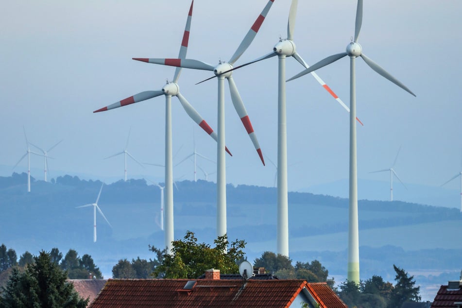Das neue Gesetz soll auch das Flächenziel für Windräder bis 2027 reduzieren. Statt zwei Prozent sollen nur noch 1,3 Prozent der Landesfläche für Windkraftanlagen ausgewiesen werden.