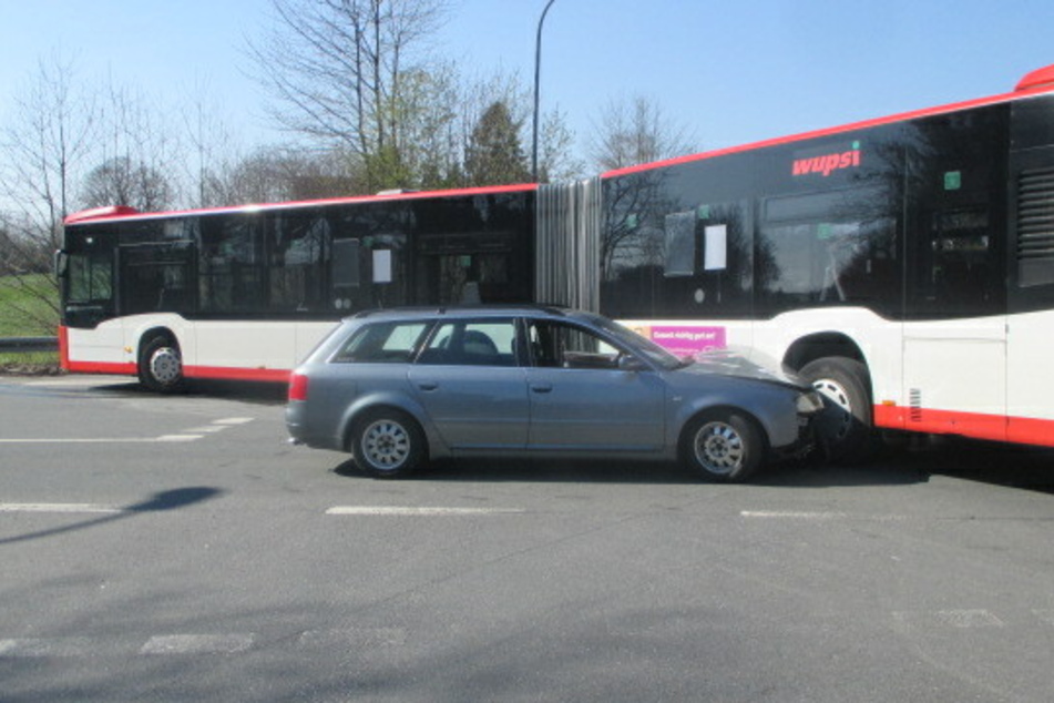 Das Auto und der Bus kollidierten miteinander. Der genaue Ablauf ist Gegenstand der Ermittlungen.