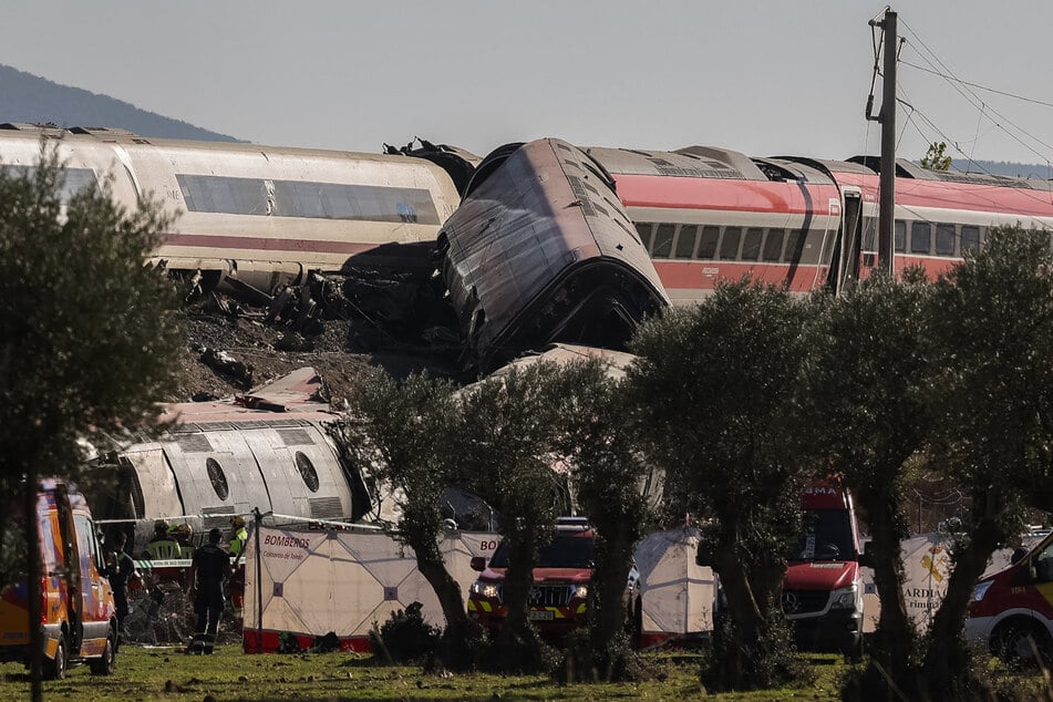 Das Unglück ereignete sich kurz vor 9 Uhr, als ein Zug des privaten Bahnunternehmens Iryo zum Stehen kam und ein nachfolgender Zug der staatlichen Gesellschaft Renfe von hinten auf ihn auffuhr.