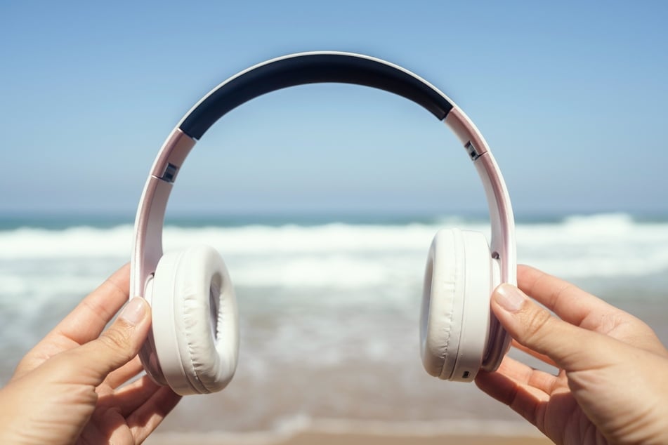 On-Ear-Kopfhörer umschließen die Ohrmuschel vollständig, sodass Umgebungsgeräusche besser abgedämpft werden können.
