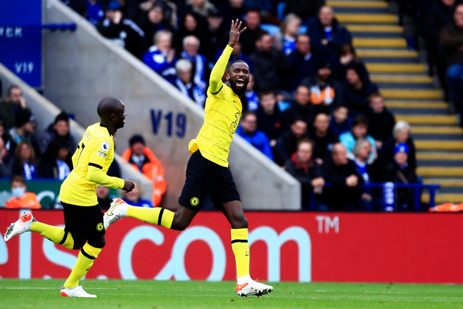 Die beiden Torschützen der ersten Halbzeit jubeln gemeinsam: Antonio Rüdiger (r.) traf für den FC Chelsea zum 1:0, N'Golo Kante legte das 2:0 nach.