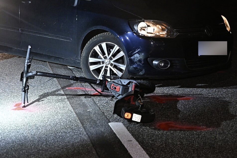 Ein E-Scooter-Fahrer wurde in Hamburg von einem wendenden Auto erfasst und schwer verletzt.