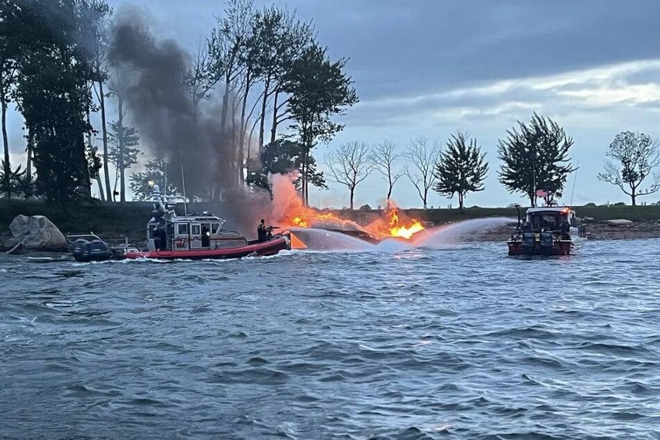 Drei Menschen sind bei dem Brand verletzt worden, 19 weitere retteten sich ins Wasser.