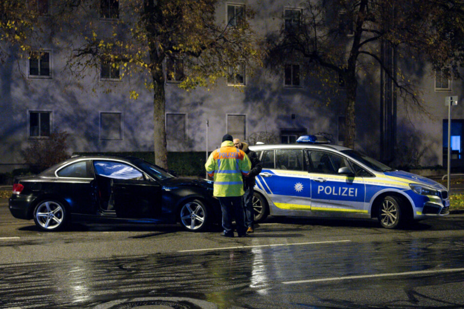 Polizisten untersuchen den BMW des Todes-Rasers nach dem Drama in der Fürstenrieder Straße.