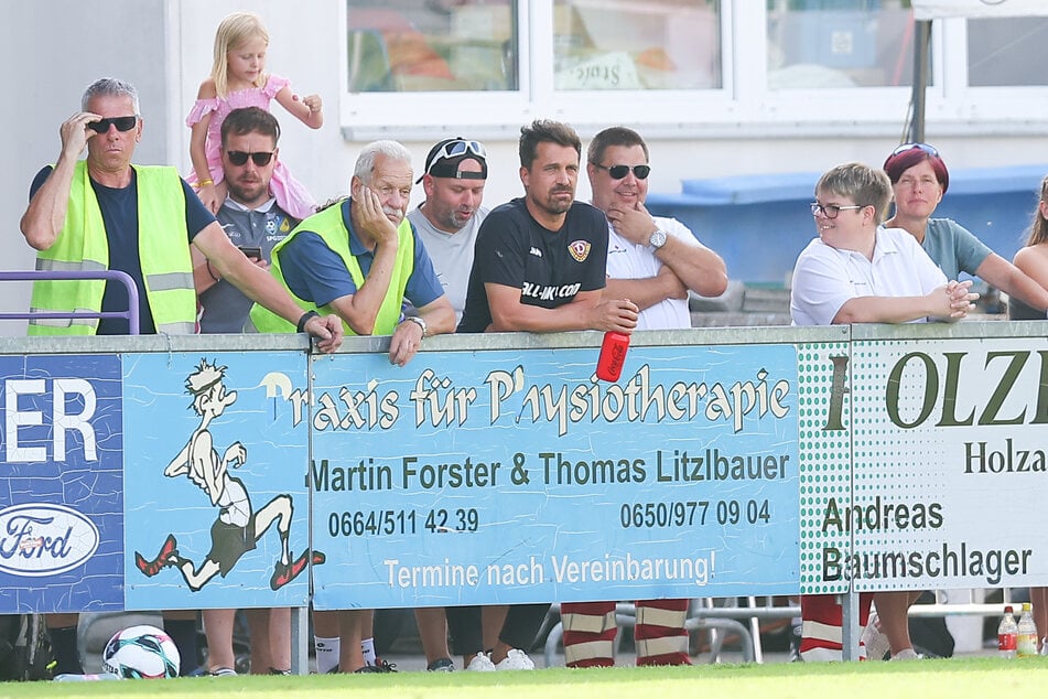 Thomas Stamm (M.) musste das Spiel nach seinem Platzverweis mit den Fans verfolgen.