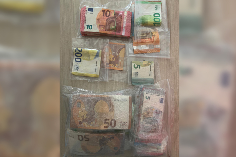 In einer Wohnung fanden die Beamten etwa 17.000 Euro Bargeld.