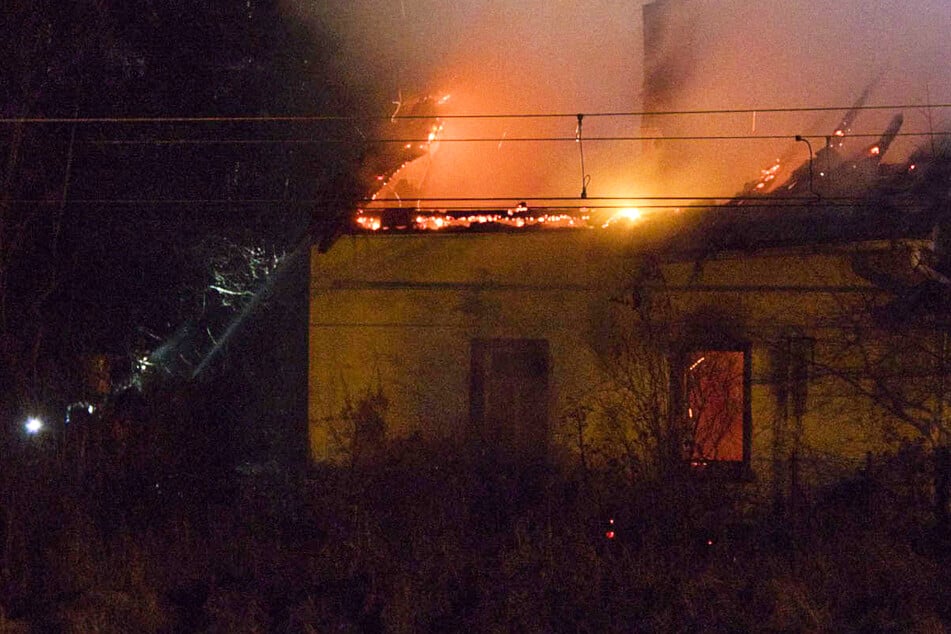 Haus brennt lichterloh: Sperrung der Bahnstrecke Darmstadt–Dieburg
