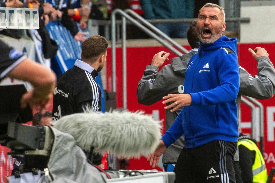HSV-Trainer Tim Walter regt sich fürchterlich über eine Schiedsrichter-Entscheidung auf.