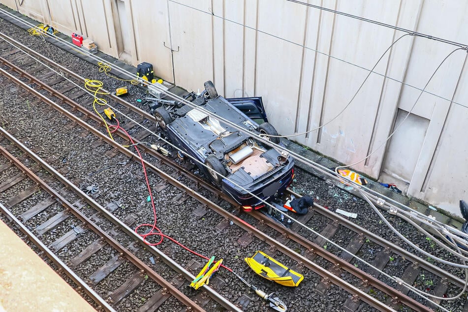 Hier kann kein Zug entlang fahren. Ein Ersatzverkehr wurde eingerichtet.