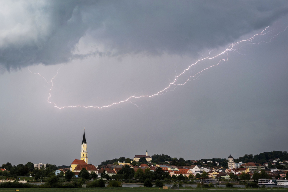 In Bayern (Foto), Brandenburg, Thüringen und Sachsen-Anhalt kommt es am heutigen Dienstag zu schweren Gewittern.