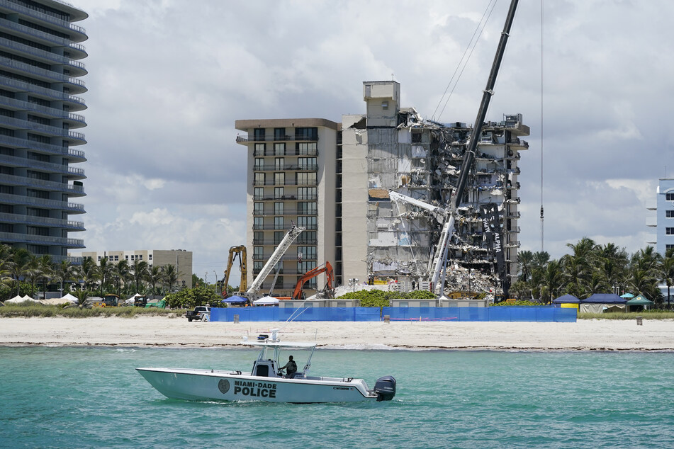 Der Wohnkomplex nach dem Einsturz in Surfside. Mittlerweile wurde dieser bereits kontrolliert gesprengt, um einen weiteren Einsturz zu verhindern. (Archivbild)