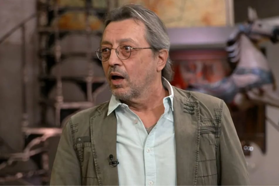 "Bares für Rares"-Verkäufer Lothar aus Hilden kann nicht glauben, wie viel das Erbstück seiner Ex-Frau wert sein soll.