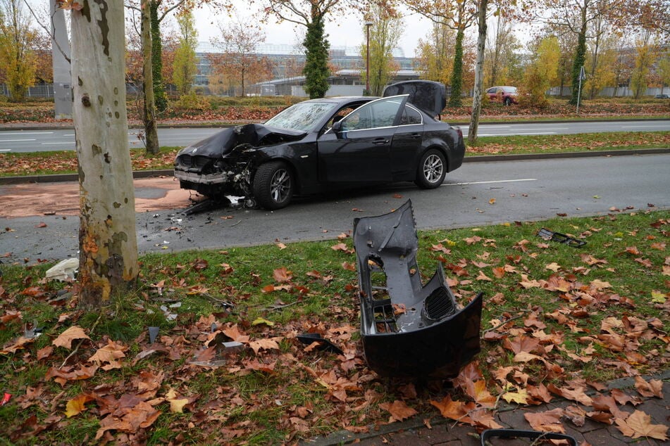 Im Leipziger Norden krachte am Montag ein BMW gegen einen Baum.