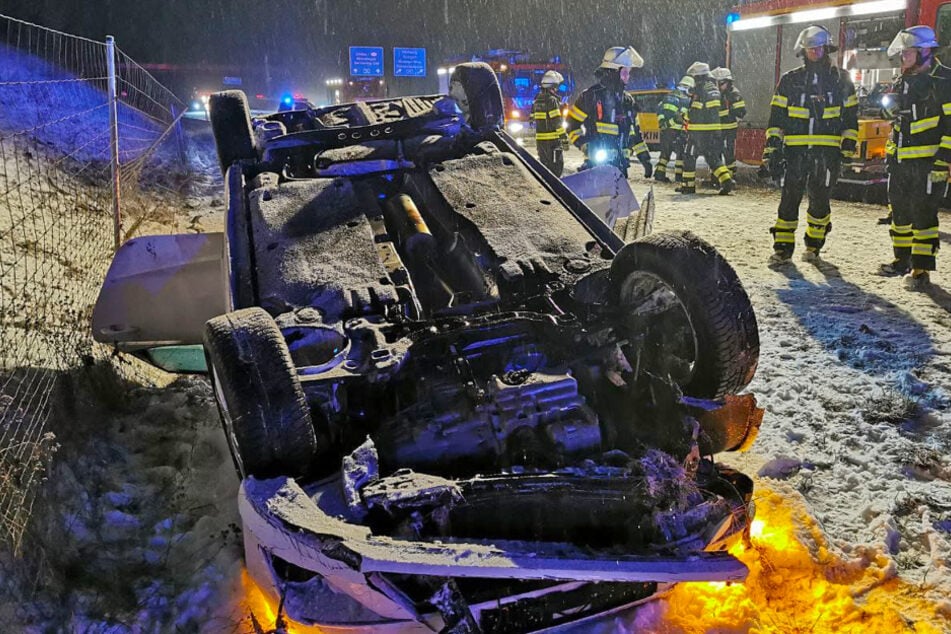 Unfall A96: Unfall auf A96 bei München: Seat gerät bei Schnee ins Schleudern und überschlägt sich
