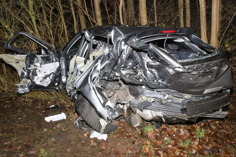 Seil reißt beim Abschleppen: Zwei Menschen nach Unfall in Lebensgefahr