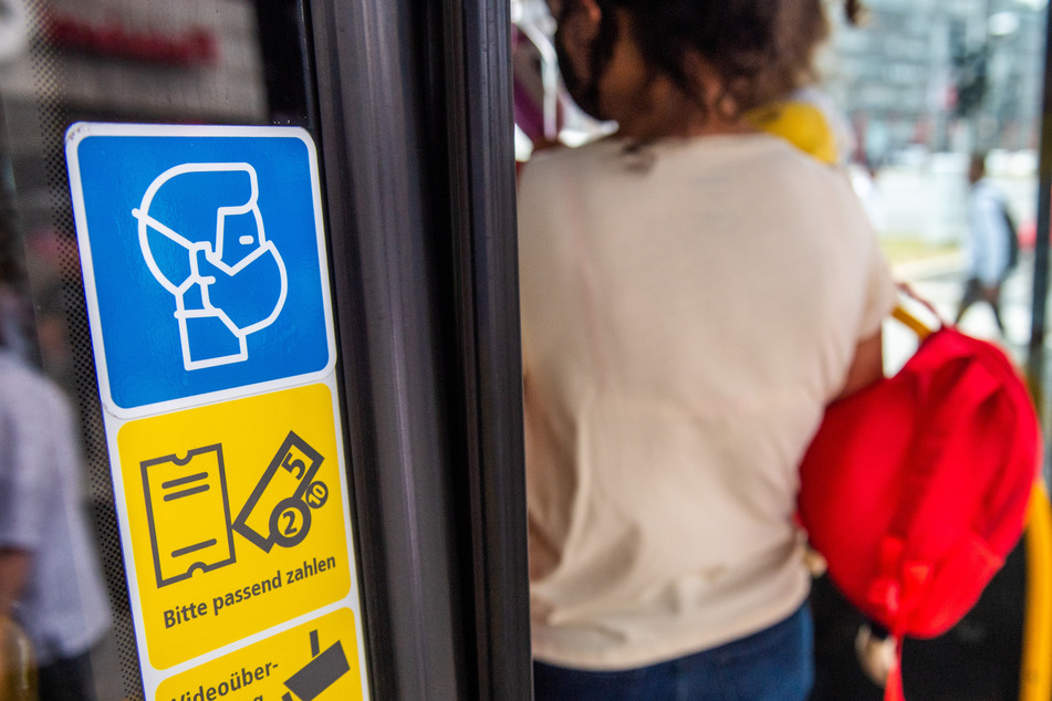 Ab Donnerstag gilt in Sachsen unter anderem in Bus und Bahn: Fahrgäste müssen OP-Masken oder Filtermasken der Schutzklasse FFP2 tragen.