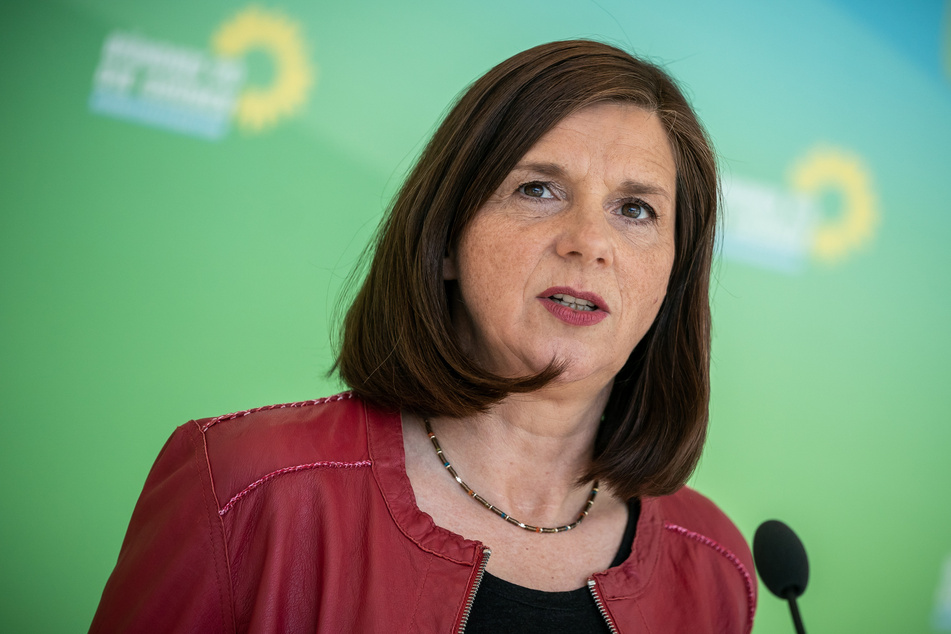 Katrin Göring-Eckardt (54), Fraktionsvorsitzende von Bündnis 90/Die Grünen, spricht vor Beginn der digitalen Fraktionssitzung im Bundestag.