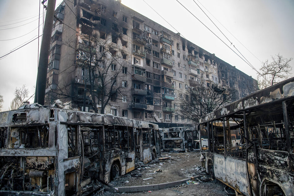 According to Ukrainian and Russian sources, fierce fighting is still going on around the port city of Mariupol.