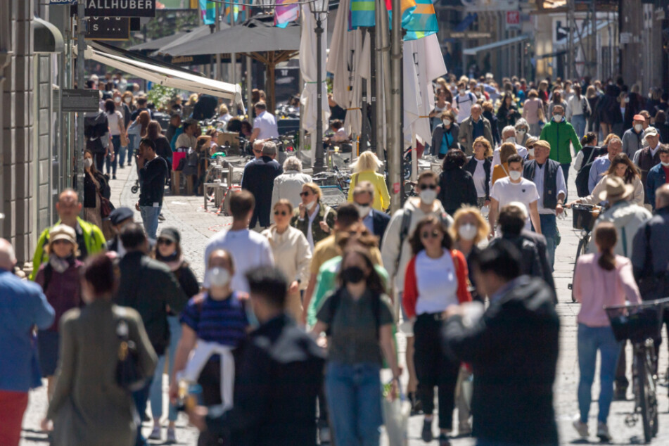 Passanten laufen durch die Fußgängerzone in der Münchner Innenstadt. Beim Shoppen ist künftig bei einer Inzidenz unter 100 kein Test oder Voranmeldung mehr nötig.