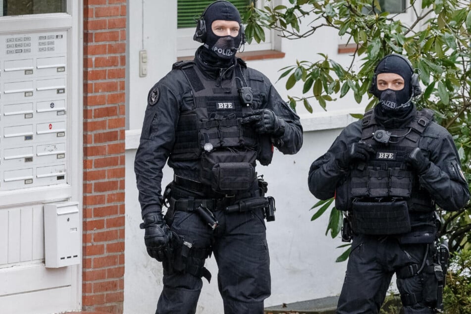 Bei der Festnahme des heute 21-Jährigen entdeckte die Polizei in dessen Wohnung im nordhessischen Spangenberg rund 600 selbst gebaute Sprengkörper.