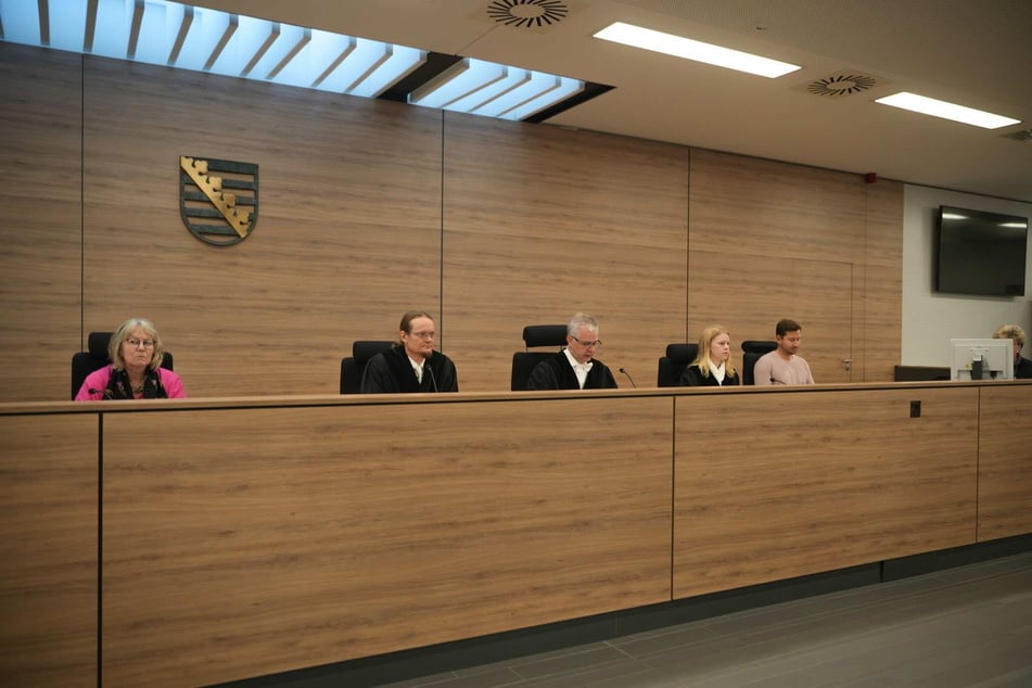 Die Kammer um Chefrichter Jürgen Scheuring (55, Mitte) verhandelt nun den Fall um die Medizinerin.