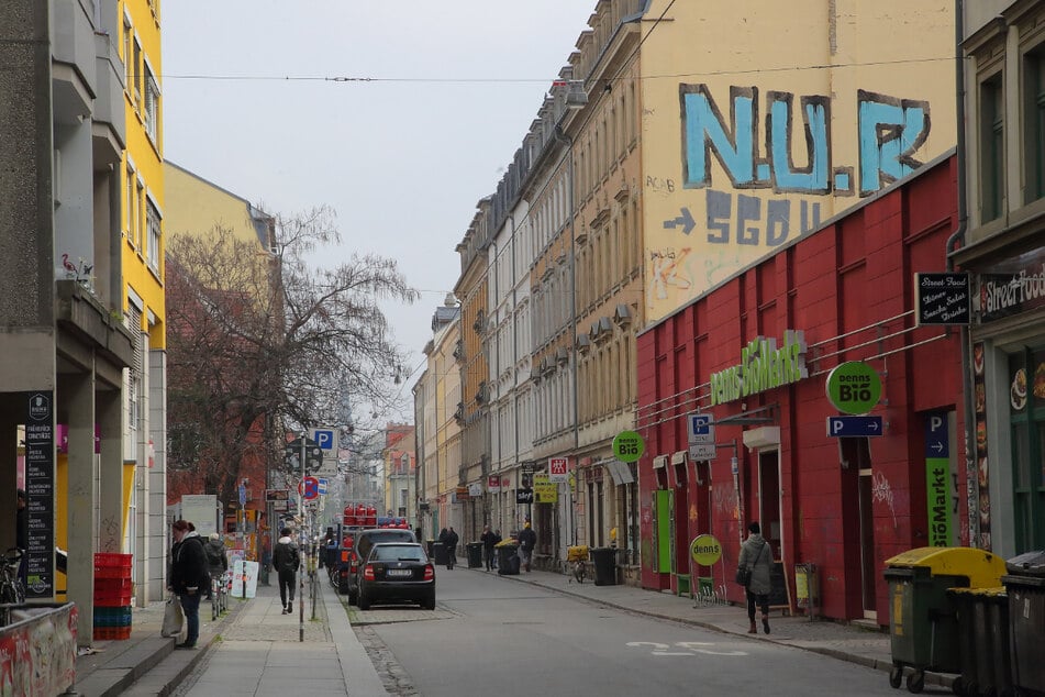 In diesen Geschäftskomplex an der Alaunstraße stieg der Einbrecher laut Anklage dreimal ein. Nun sitzt er in Haft.