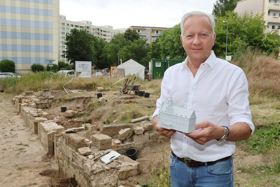 Anstatt sein Grundstück zu Geld zu machen, überlässt er es lieber der Stadt für das Ausgrabungsprojekt: Moritz Freiherr von Crailsheim (61) ist der Ur-Ur-Enkel des Schloss-Erbauers.
