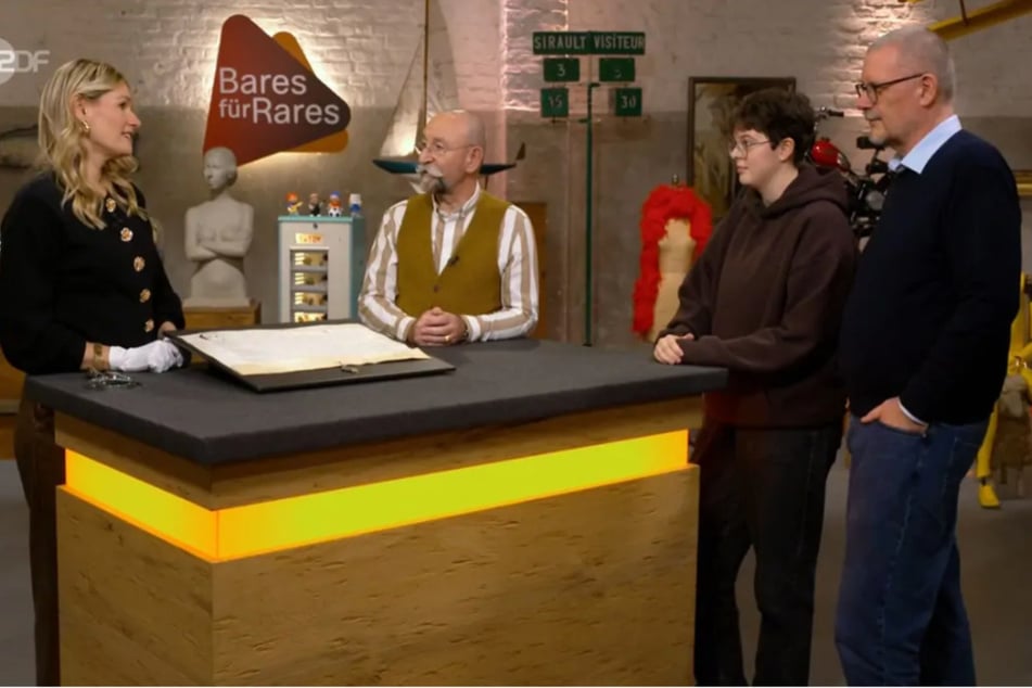 Leah und Burkhard (r.) wollen bei "Bares für Rares" ein rund 600 Jahre altes Schriftstück zu Geld machen.