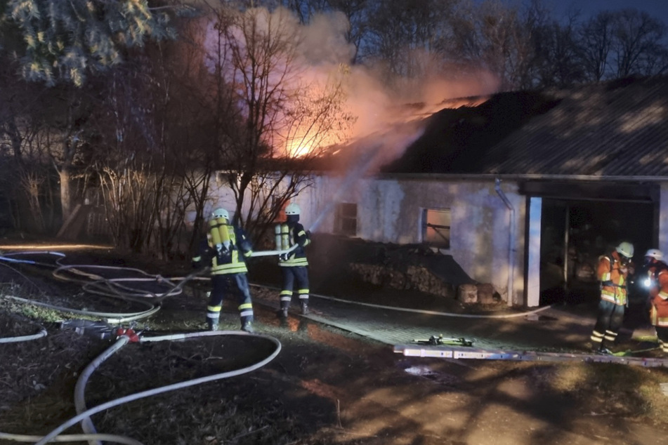 Scheune eines Aussiedlerhofs in Vollbrand: Feuerwehr kämpft gegen die Flammen