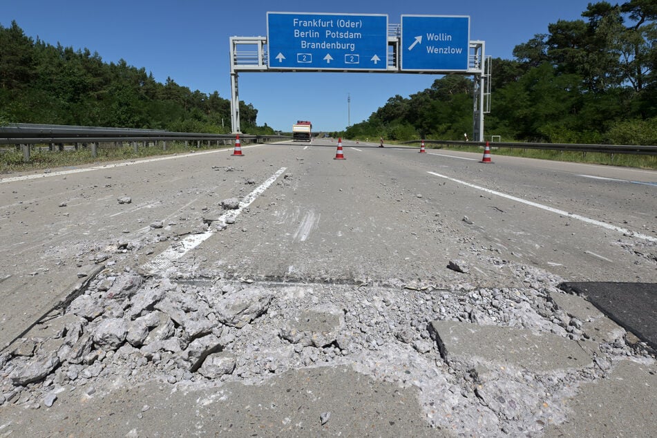 Zu Schäden wie hier auf der A2 in Brandenburg soll es eigentlich nicht kommen. Wenn doch, rücken die Autobahnmeistereien so schnell wie möglich aus.