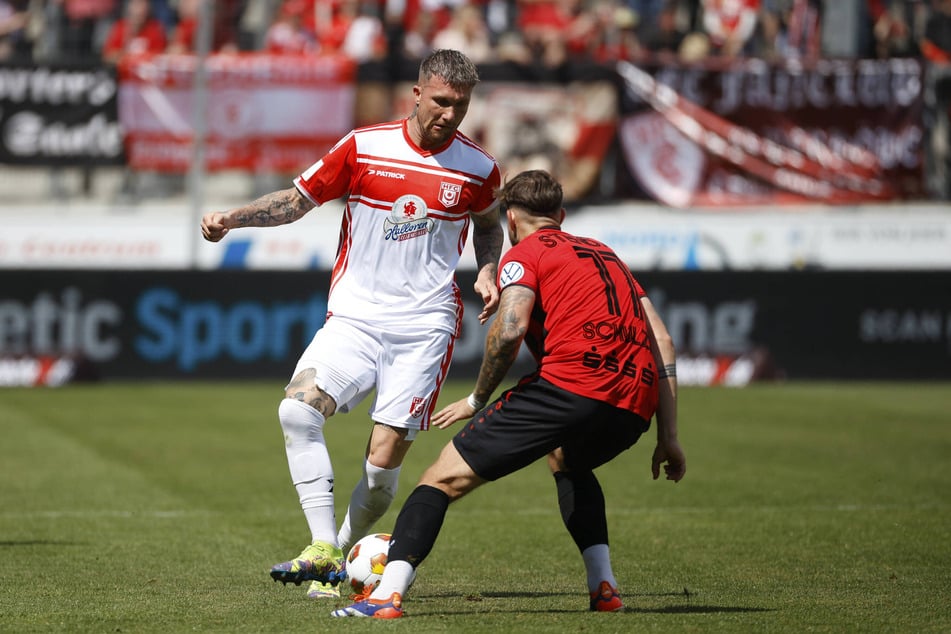 Der erfahrenste Spieler auf dem Platz hat seine Nerven nicht in Griff - Jan Löhmannsröben (l.) musste nach Kopfstoß mit Rot runter.